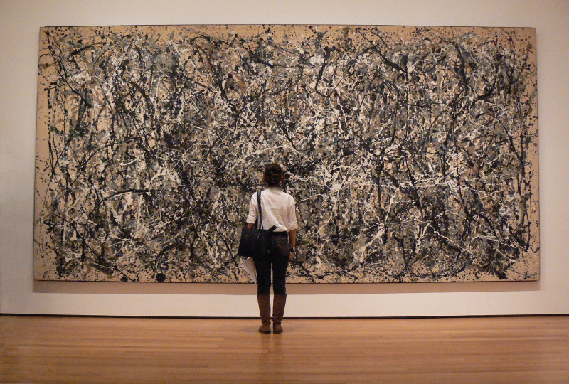 <p>Mujer admirando un cuadro en el museo de Midtown (Nueva York).</p>