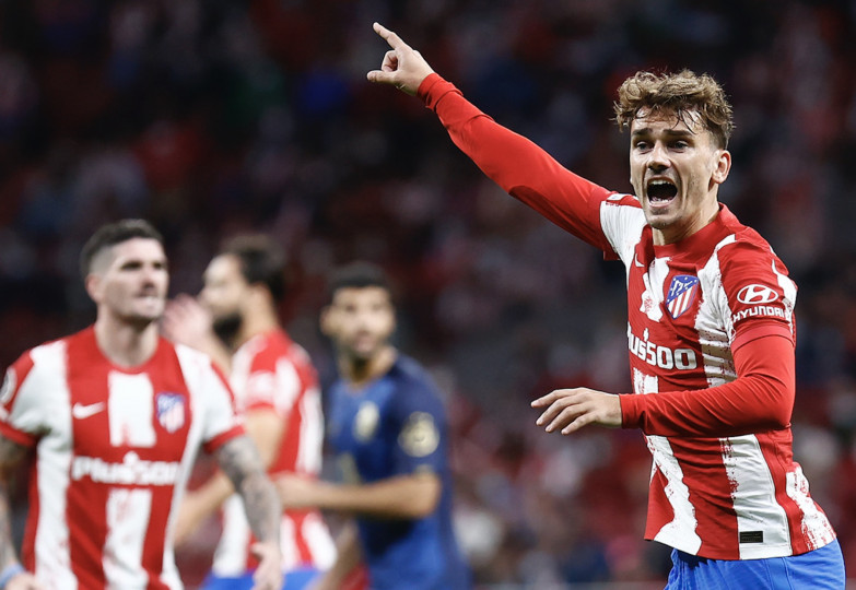 <p>Griezmann dirigiéndose a sus compañeros durante el partido.</p>