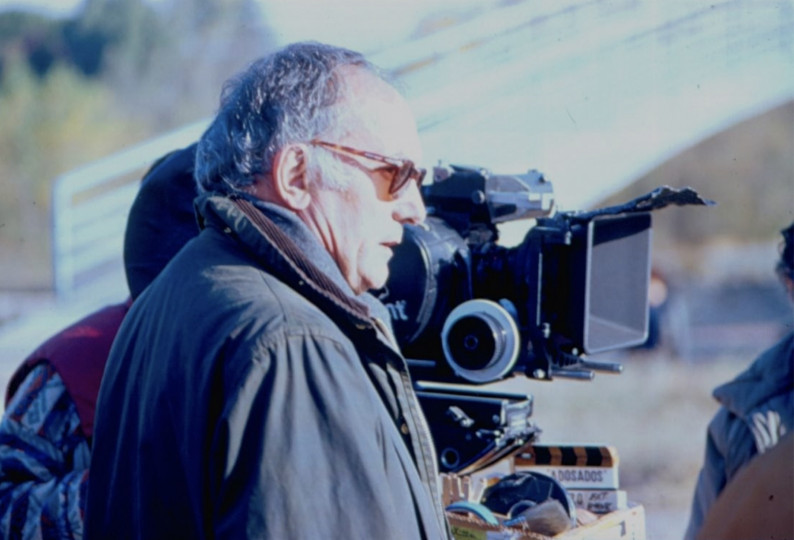 <p>El director Mario Camus durante un rodaje.</p>