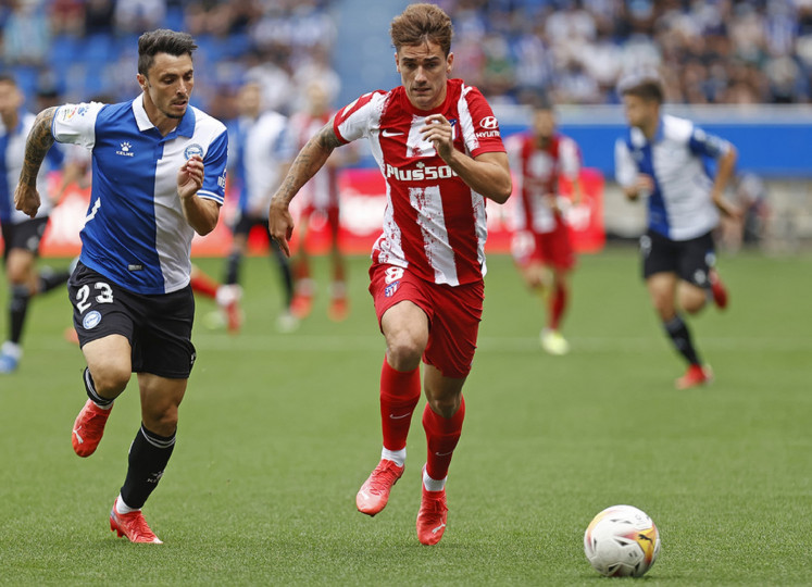 <p>Ximo Navarro y Antoine Griezmann, pugnando por un balón en profundidad.</p>