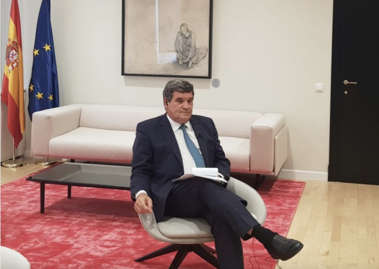 <p>El ministro de Inclusión, Seguridad Social y Migraciones, José Luis Escrivá, antes de conectar en directo para una entrevista en Telecinco.</p>