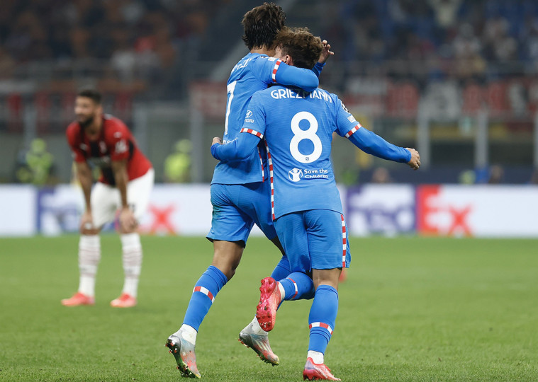 <p>Griezmann, felicitado por João Félix durante el AC Milan-Atleti.</p>