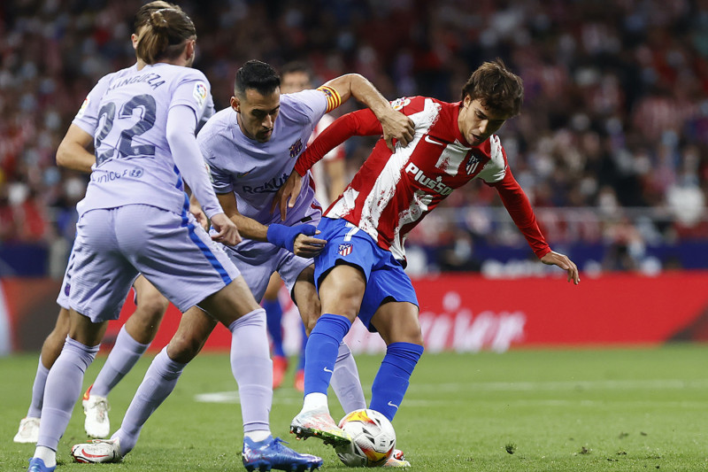 <p>João Félix aguanta el balón bajo la presión de Busquet y Mingueza. </p>