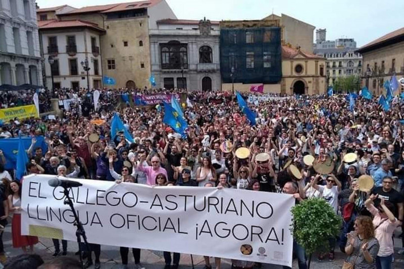 <p>Manifestación de 2018 en Oviedo a favor de la oficialidad del Asturiano y el Gallego en Asturias.</p>