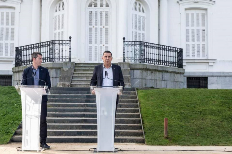 <p>Arkaitz Rodríguez, secretario general de Sortu, y Arnaldo Otegi, coordinador general de EH Bildu, durante su declaración.</p>