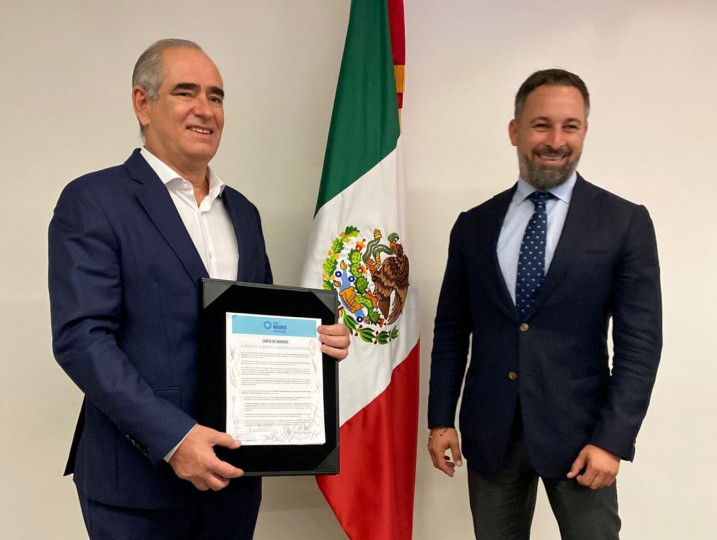 <p>Santiago Abascal, junto al senador del PAN Julen Rementería, durante su visita a México.</p>