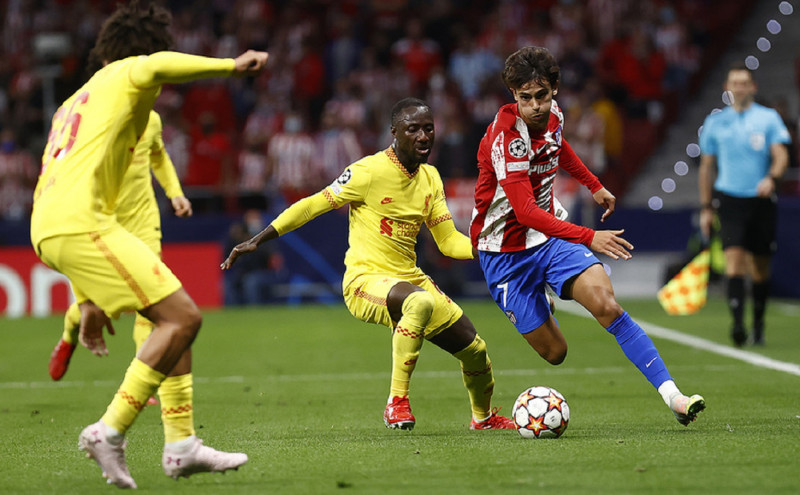 <p>João Félix se va de los defensas del Liverpool para asistir a Griezmann en el 2-2.</p>