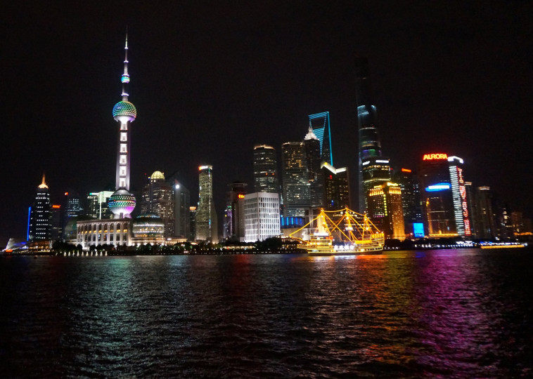 <p>Imagen nocturna de la zona de Pudong en Shangai (China). <strong>/ Almir de Freitas (CC BY 2.0)</strong></p>