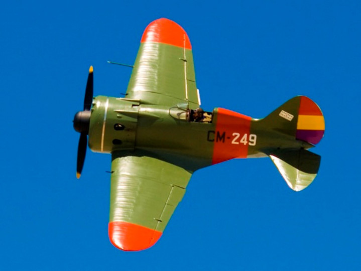 <p>Un Polikarpov I-16 con los colores de la República.</p>