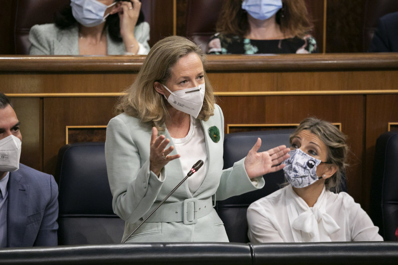 <p>Intervención de Nadia Calviño en el Congreso de los diputados. A su izquierda, Yolanda Díaz (20 de octubre de 2021).</p>