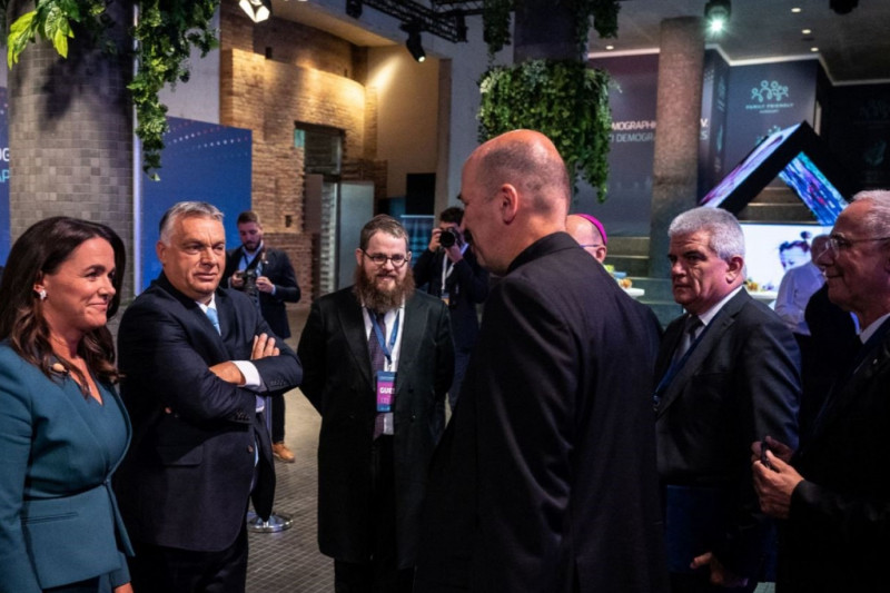 <p>Novák Katalin, ministra húngara de Familia, y Viktor Orban conversan con Janez Janša en la Cumbre demográfica de Budapest.</p>