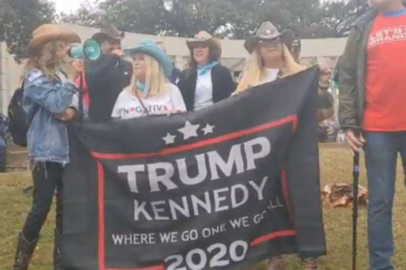 <p>Manifestantes de extrema derecha reunidos en Dallas (Texas, EE.UU.) a la espera de la “resurrección” de John F. Kennedy Junior.</p>