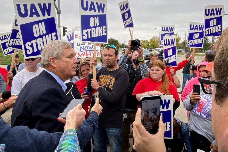 <p>El secretario del Departamento de Agricultura, Tom Vilsack, se dirige a un grupo de huelguistas de la factoría de John Deere en Ankeny (Iowa) el pasado 20 de octubre.</p>