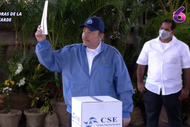 <p>Daniel Ortega vota en las elecciones de este pasado domingo 7 de noviembre.</p>