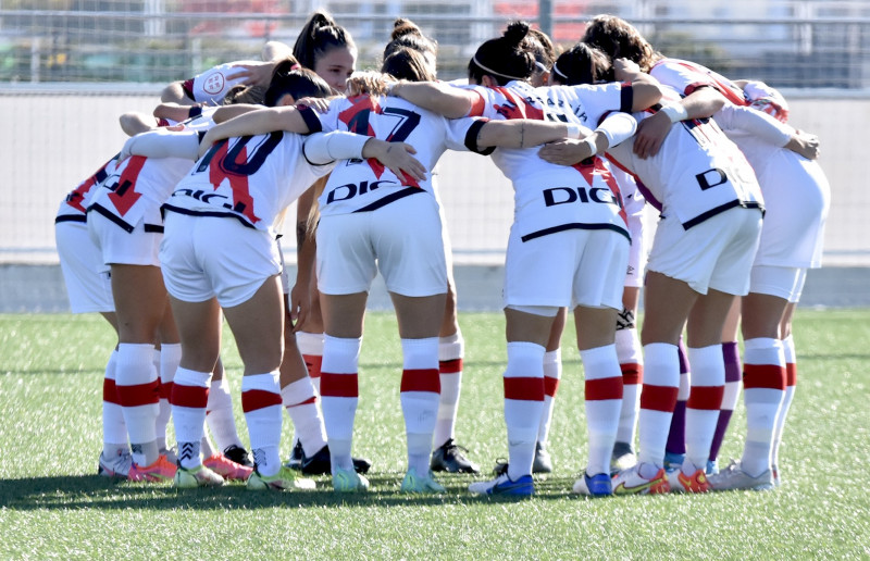 <p>Las jugadoras del Rayo femenino en el descanso del Rayo-Athletic.</p>