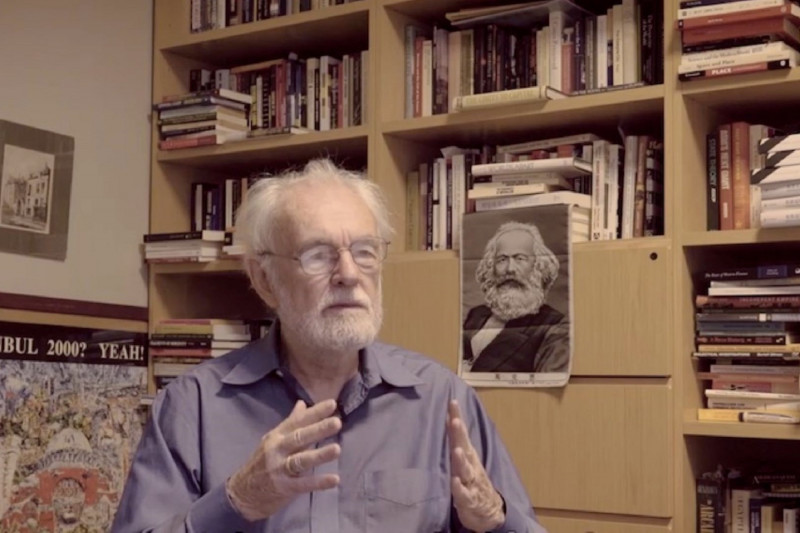 <p>David Harvey, durante el rodaje del documental Qué hacer, en 2017.</p>