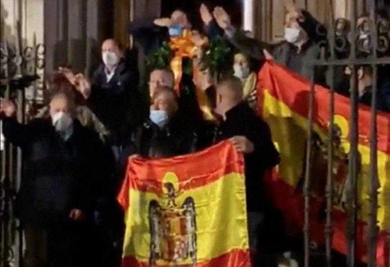 <p>Exhibición de banderas franquistas a la salida de la misa a la que asistió Pablo Casado en Granada.</p>