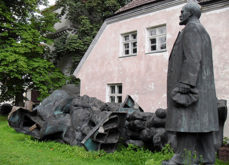 <p>Una estatua de Lenin y otros monumentos soviéticos retirados en el patio trasero del Museo de Historia de Estonia, en Tallín.</p>
