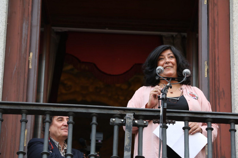 <p>Almudena Grandes abrió las fiestas de San Isidro de 2018 desde el balcón de la Plaza de La Villa de Madrid.</p>