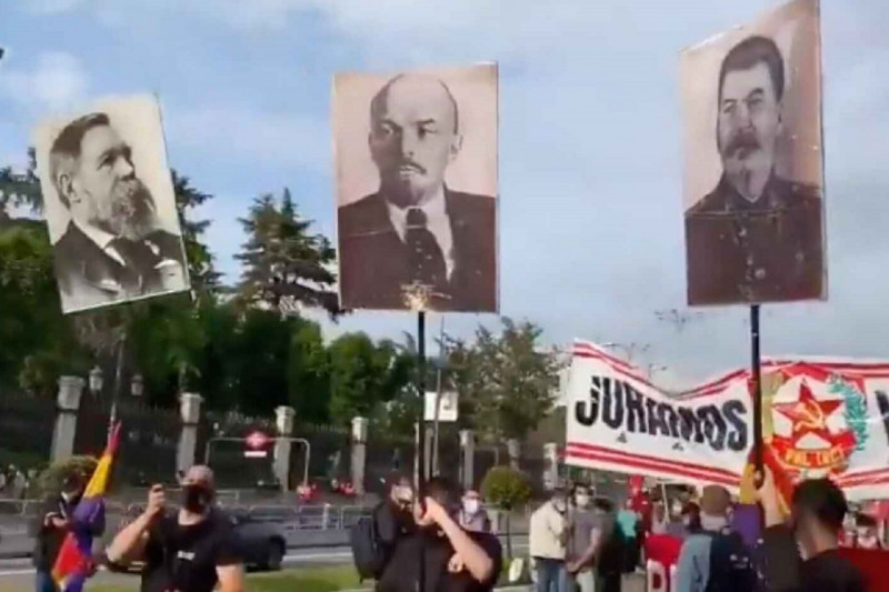 <p>Chavalada ultrabolchevique desfila con retratos de Stalin y Enver Hoxha por la Castellana. </p>