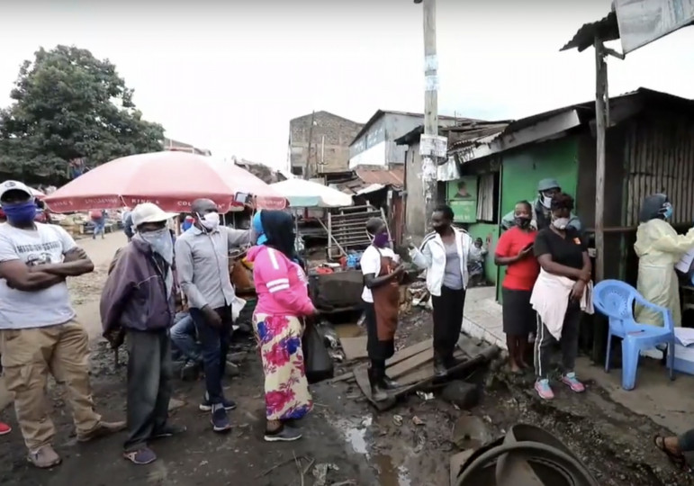 <p>Hombres y mujeres esperan en la cola para hacerse una PCR (Nairobi, Kenia)</p>