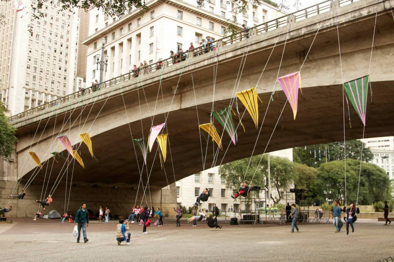 <p>Los niños juegan en el columpio del viaducto de Sao Paulo durante el festival Virada cultural 2013.</p>