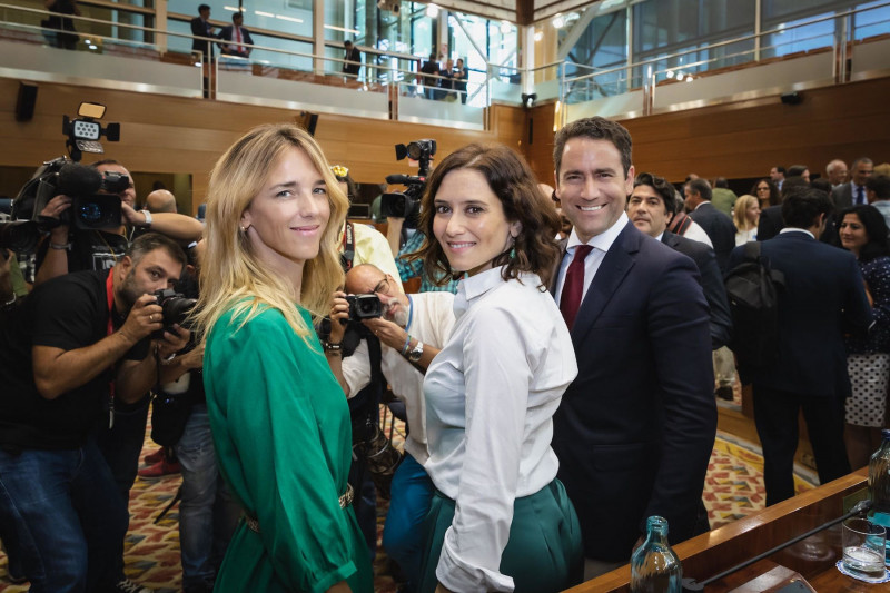 <p>Cayetana Álvarez de Toledo (izquierda) en el debate de investidura de Ayuso, acompañada también por Teodoro García Egea (2019).</p>