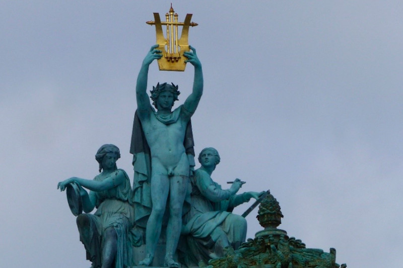 <p>Escultura de Apolo, en el techo de la Opera Garnier (París).</p>