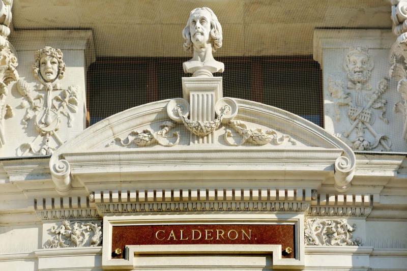 <p>Representación de Calderón de la Barca, en la fachada del Teatro Imperial de Viena, el Burgtheater.</p>