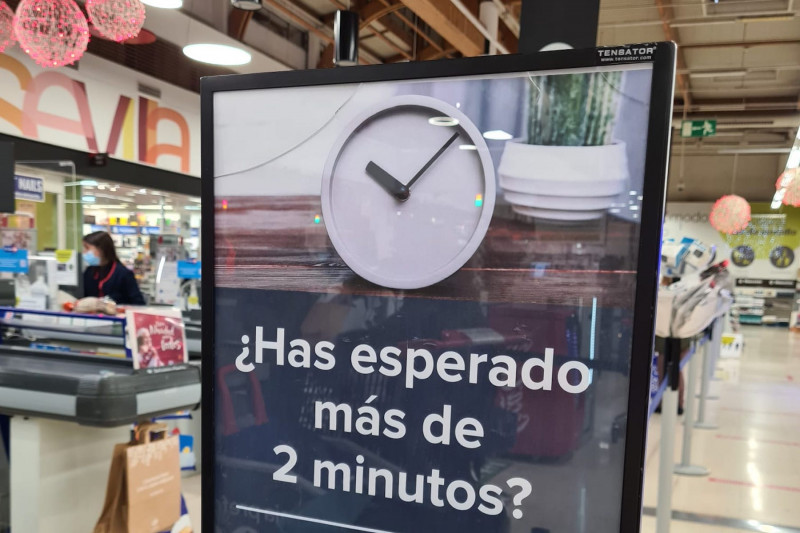 <p>Cartel de atención al chivato de Carrefour. </p>