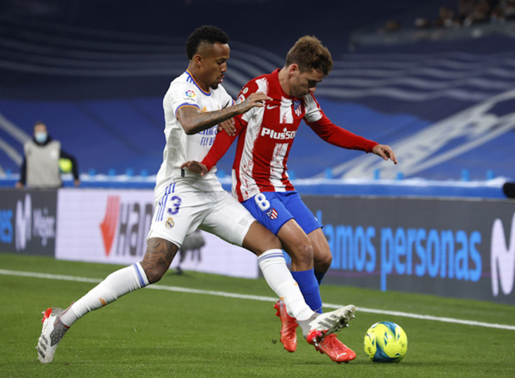 <p>Eder Militao disputa un balón a Griezmann.</p>