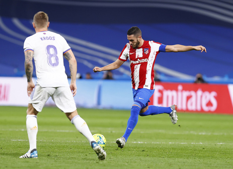 <p>Koke prepara un golpeo ante Kroos en el derbi madrileño.</p>