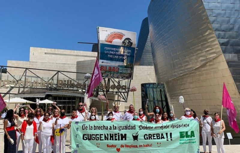 <p>Las trabajadoras de limpieza del Museo Guggenheim en huelga, durante el verano.</p>