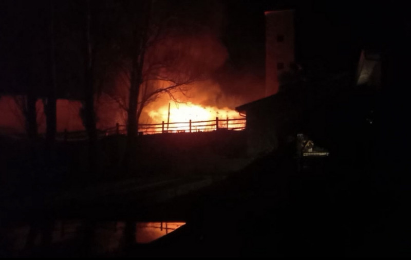 <p>Los dos coches de Juan Antonio Balado ardiendo en Pezuela de las Torres (Alcalá de Henares).</p>