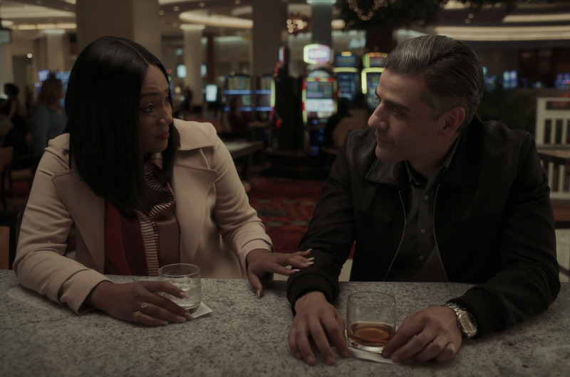 <p>La Linda (Tiffany Haddish) y Oscar Isaac (William Tell) en <em>El contador de cartas </em>(2021).</p>