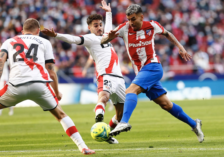 <p>Ángel Correa marcó los dos goles en el partido contra el Rayo.</p>
