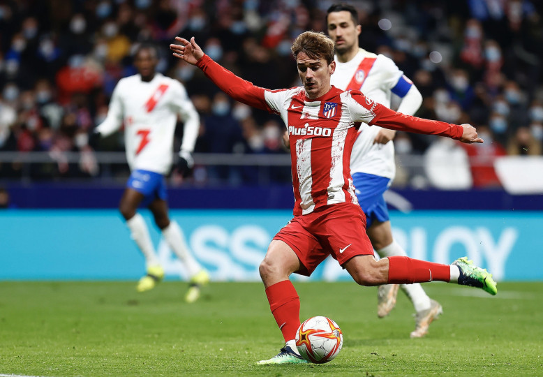 <p>Griezmann, en el momento de marcar su gol, y poco antes de lesionarse.</p>