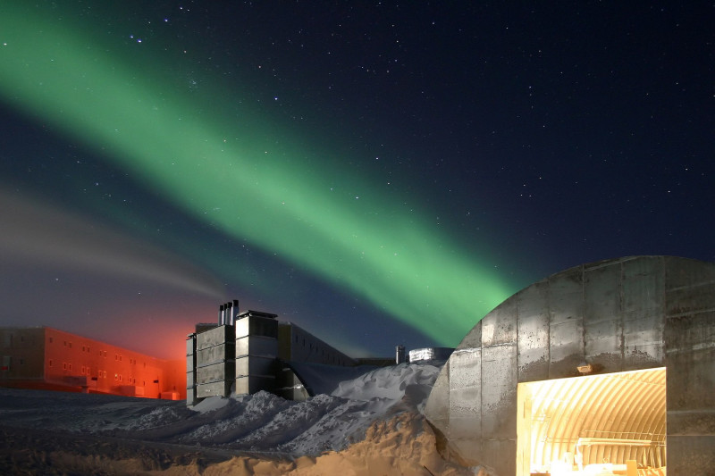 <p>Estación Amundsen-Scott del Polo Sur, bajo la verdosa luz de la Aurora Australis.</p>