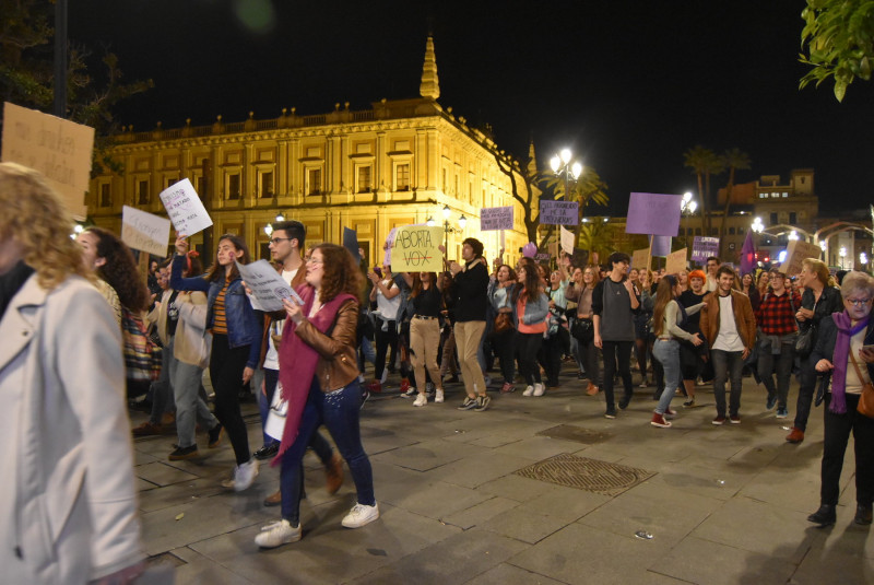 <p>Un grupo de jóvenes en la manifestación del 8M de 2019 en Sevilla.</p>
