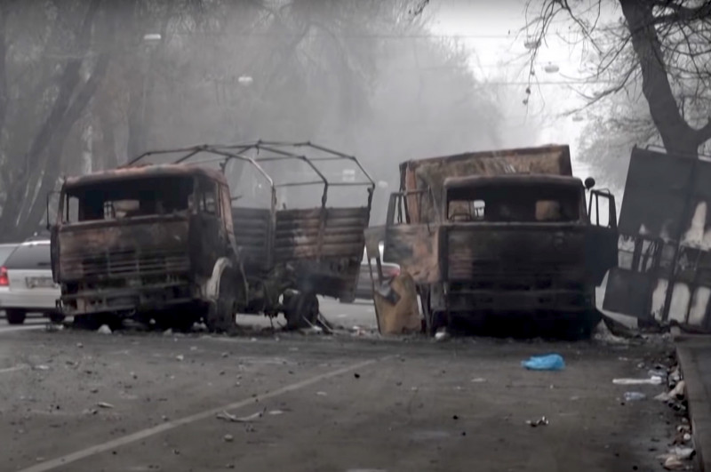 <p>Camionetas calcinadas en la calle durante las protestas en Kazajistán estos días.</p>