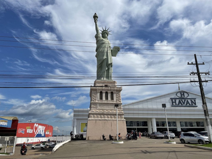 <p>Los grandes almacenes Havan de Parauapebas (Brasil), con su correspondiente estatua de la libertad.</p>