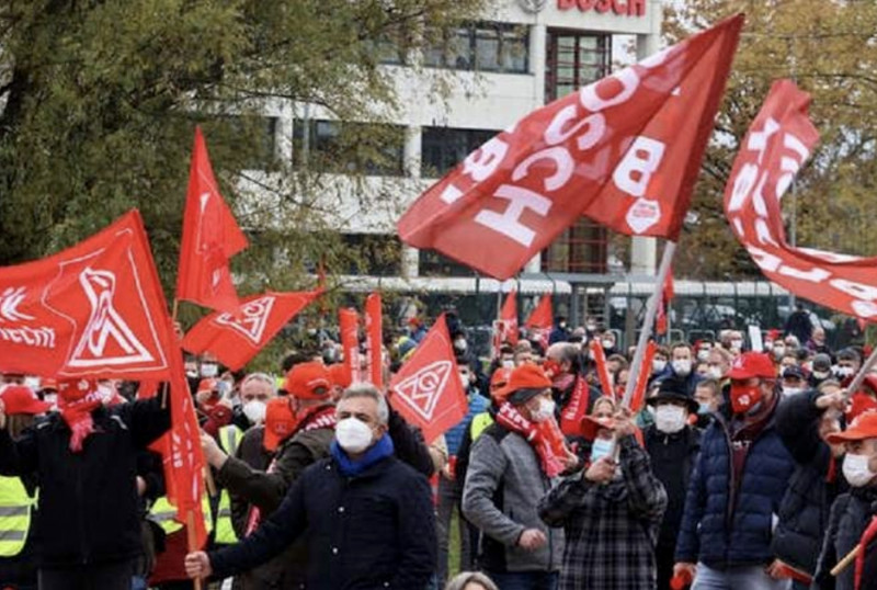 <p>Los trabajadores de Bosch en Alemania protestan frente a la sede.</p>