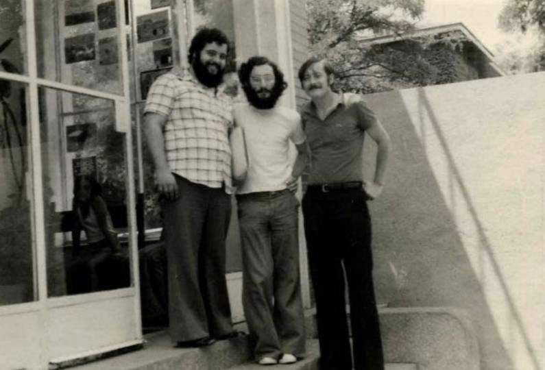 <p>Miguel Merino, a la derecha, junto a Javier Alejano, profesor de música (centro), y Chevo (Ciencias Naturales) en la puerta del Yale a mediados de los setenta.</p>