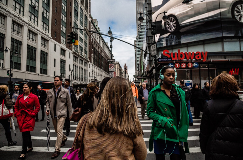 <p>Personas circunspectas cruzan un paso de cebra en el centro de Nueva York en 2017.</p>