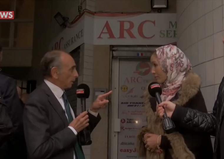 <p>El momento en el que el candidato Eric Zemmour aborda por la calle a una francesa musulmana que lleva velo.</p>