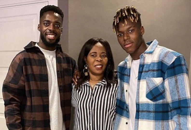 <p>El jugador del Athletic Iñaki Williams (izquierda) junto a su madre y su hermano.</p>