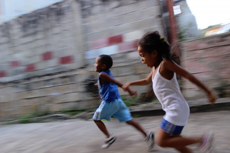 <p>Una niña y un niño corriendo.</p>