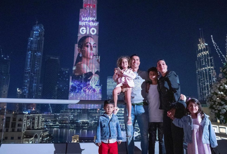 <p>Georgina Rodríguez posa con Cristiano Ronaldo y sus hijos junto al edificio Burj Khalifa de Dubai iluminado con su rostro para celebrar su cumpleaños.</p>