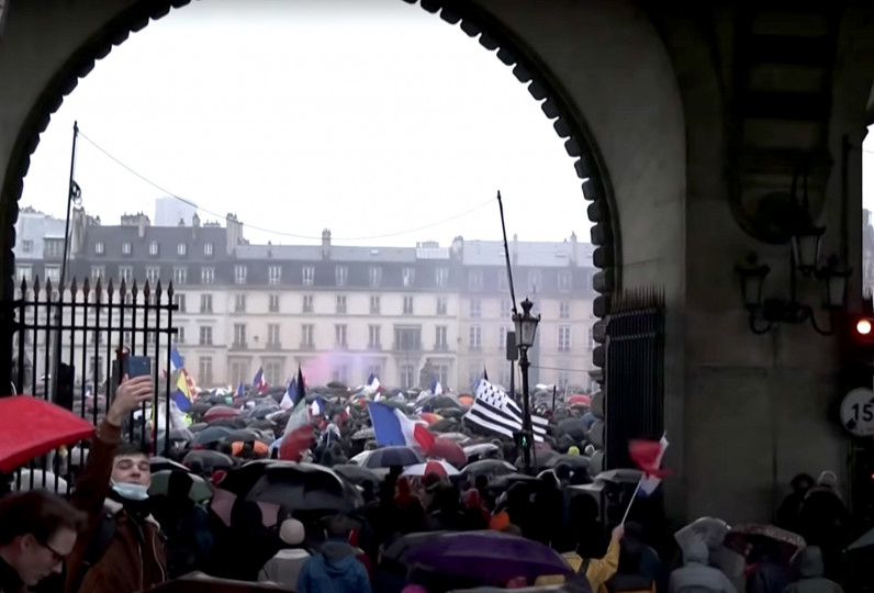 <p>Protesta antivacunas en París (Francia) hace unas semanas.</p>