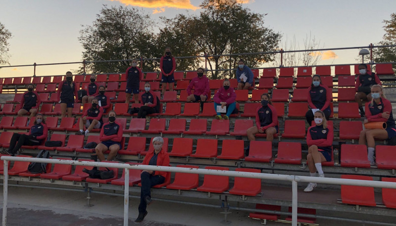 <p>Las jugadoras del Rayo Vallecano femenino, en la imagen que ilustra su comunicado.</p>